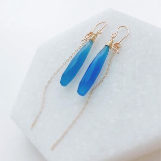 数量限定！2wayロングブルーカルセドニー ピアス／イヤリング(ピアス)