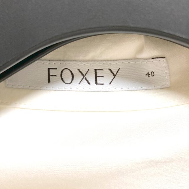 FOXEY(フォクシー)のFOXEY ブラウス　オフホワイト レディースのトップス(シャツ/ブラウス(長袖/七分))の商品写真