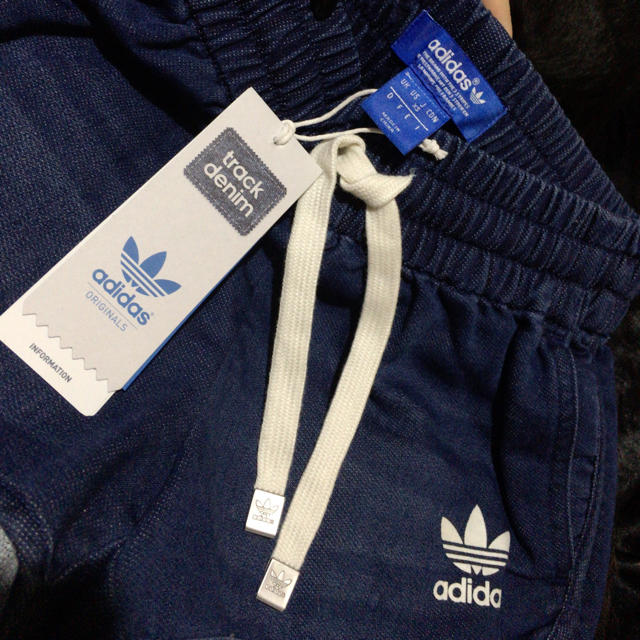 adidas(アディダス)のadidas スウェットデニムパンツ レディースのパンツ(ショートパンツ)の商品写真