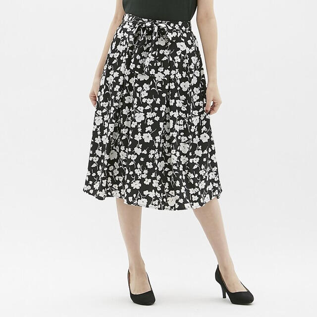 ジーユー　花柄ロングフレアスカート　黒　ミモレ丈　フラワー レディースのスカート(ロングスカート)の商品写真