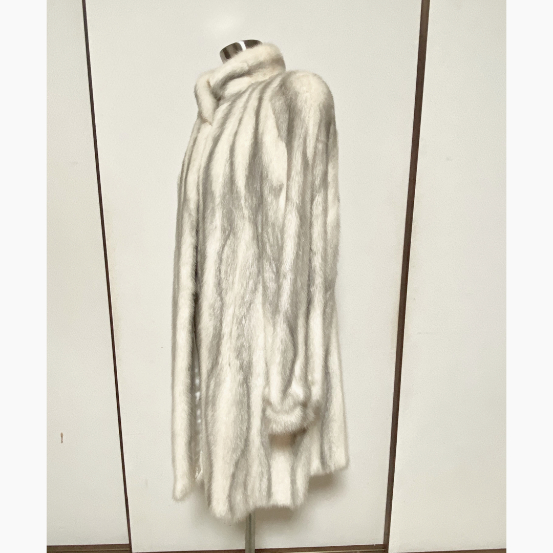 no.17d SAGA MINK ホワイト系クロスミンク　美しいです♪ レディースのジャケット/アウター(毛皮/ファーコート)の商品写真