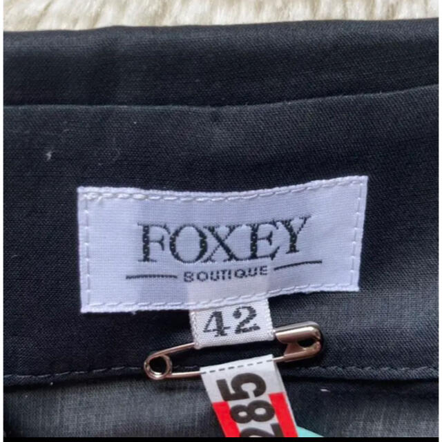 FOXEY(フォクシー)の【クリーニング済】フォクシー　FOXEY   綿　シャツ　黒シャツ　薄手　42 レディースのトップス(シャツ/ブラウス(長袖/七分))の商品写真