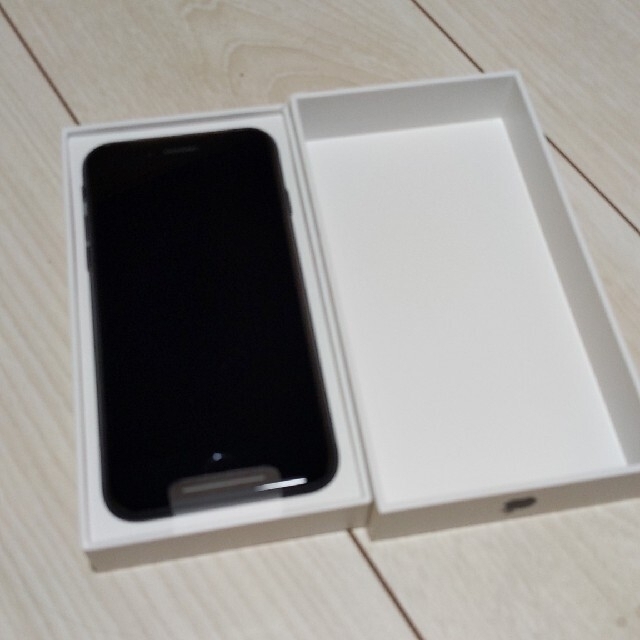 2台セット iPhone se2 第2世代 64GB 黒&赤SIMフリー 2台セット iPhone se2 第2世代 64GB 黒&赤SIMフリー