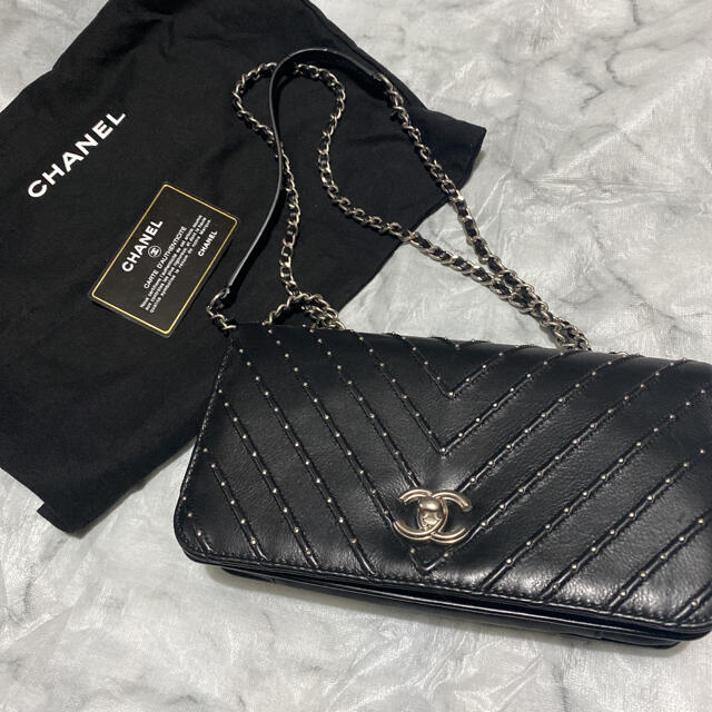 CHANEL(シャネル)の激レア！！シャネル　Vステッチ　スタッズ ショルダーバッグ レディースのバッグ(ショルダーバッグ)の商品写真