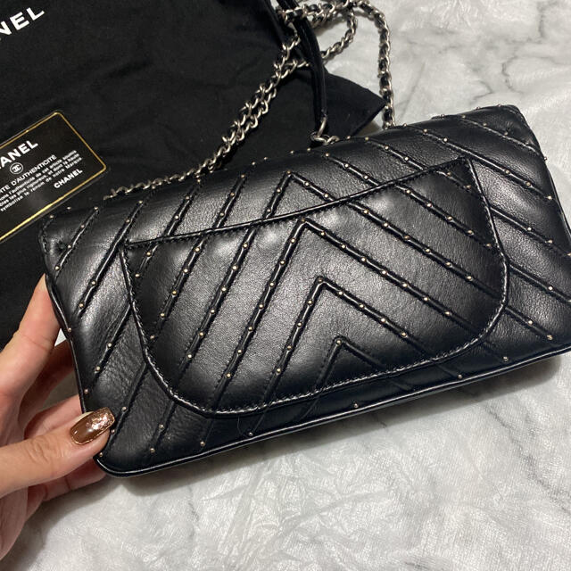 CHANEL(シャネル)の激レア！！シャネル　Vステッチ　スタッズ ショルダーバッグ レディースのバッグ(ショルダーバッグ)の商品写真