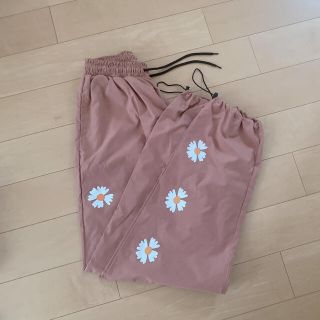 ユニクロ(UNIQLO)のお花のジョガーパンツ(カジュアルパンツ)