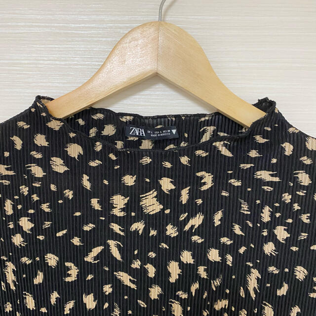 ZARA(ザラ)の【美品】ZARA レオパート柄 ブラック　ブラウス レディースのトップス(Tシャツ(半袖/袖なし))の商品写真