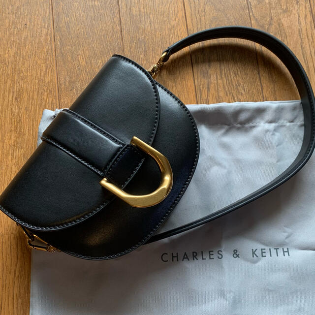 CHARLES & KEITH サドルバッグ