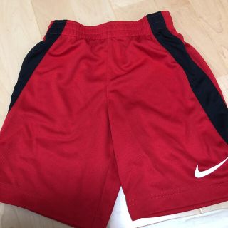 ナイキ(NIKE)のハーフパンツ　半ズボン　ナイキ　116-122cm 6-7years 赤黒(パンツ/スパッツ)