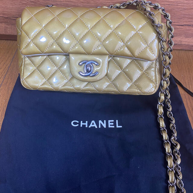 エナメルチェーンバッグ　ショルダーバッグ　CHANEL　マトラッセ