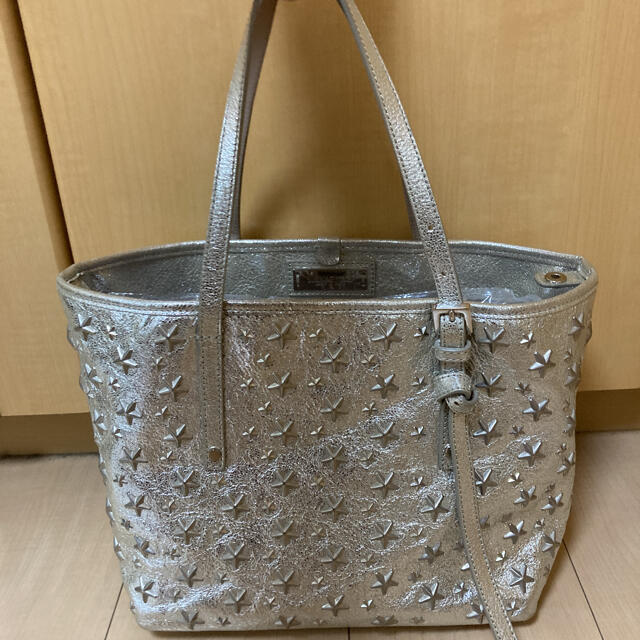 JIMMY CHOO(ジミーチュウ)のJIMMYCHOOジミーチュウ★SASHAサシャ レザースタースタッズ レディースのバッグ(トートバッグ)の商品写真