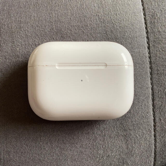 AirPods pro 本体と右耳