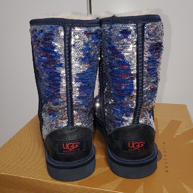 UGG(アグ)の美品 ♡  限定色 UGG Australia 赤 青 銀 MIX スパンコール レディースの靴/シューズ(ブーツ)の商品写真