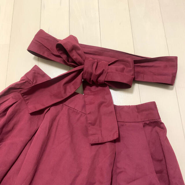 GU(ジーユー)のGU 赤 ウエストリボン スカート レディースのスカート(ひざ丈スカート)の商品写真