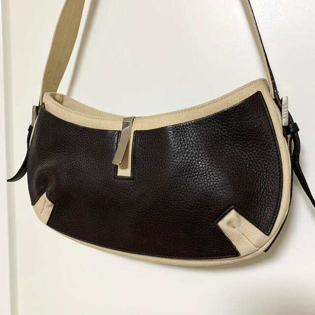 Bally(バリー)の【美品】BALLY キャンバス×本革 ワンショルダーバッグ レディースのバッグ(ショルダーバッグ)の商品写真