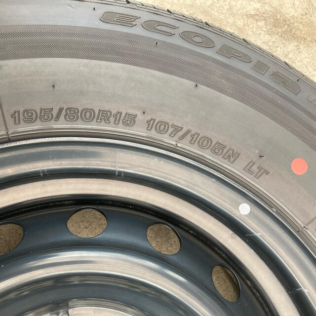 BRIDGESTONE(ブリヂストン)のハイエース200系6型　2021年製　タイヤホイール195/80R15 倉庫保管 自動車/バイクの自動車(タイヤ・ホイールセット)の商品写真