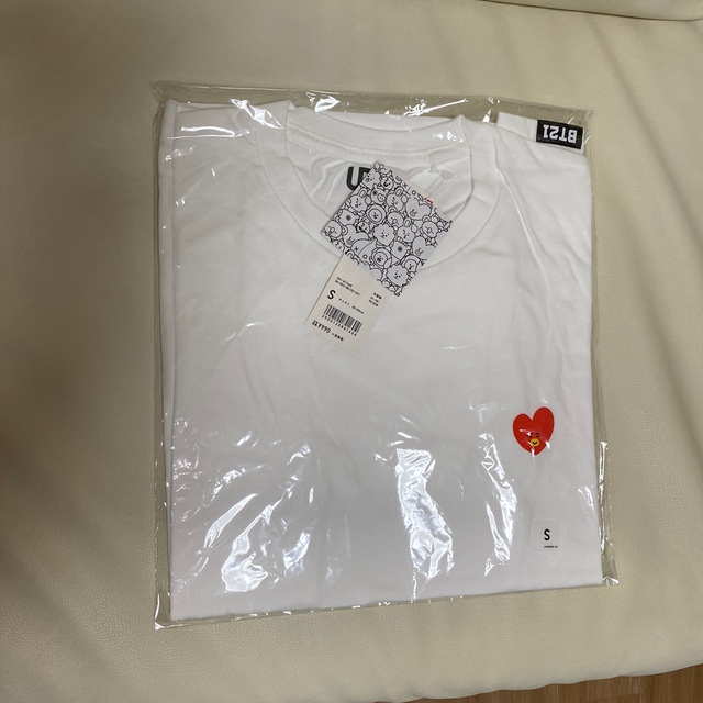 UNIQLO(ユニクロ)のBT21   UTコラボTシャツ　TATA エンタメ/ホビーのタレントグッズ(アイドルグッズ)の商品写真
