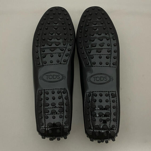 TOD'S(トッズ)の未使用 トッズ ブラック パテント エナメル ドライビングシューズ サイズ39 レディースの靴/シューズ(ローファー/革靴)の商品写真