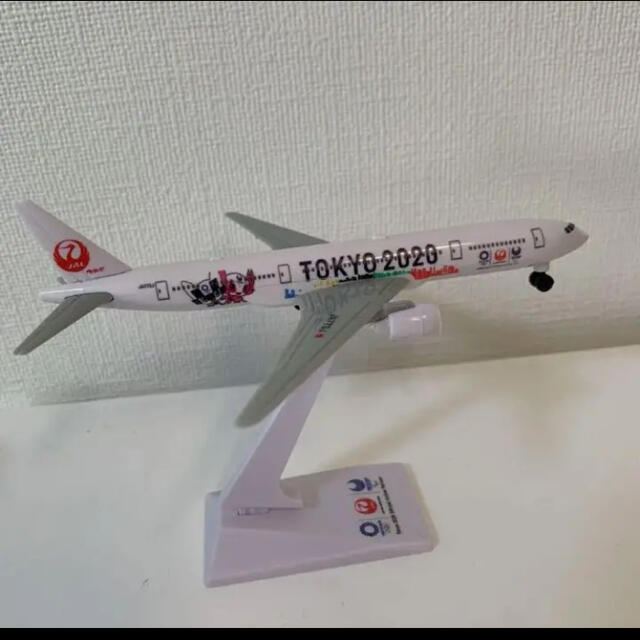 JAL(日本航空)(ジャル(ニホンコウクウ))のJAL ノベルティ　非売品　飛行機　東京2020オリンピック エンタメ/ホビーのおもちゃ/ぬいぐるみ(模型/プラモデル)の商品写真