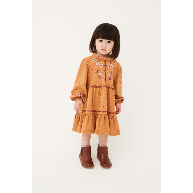 NEXT(ネクスト)の【新品】next ジンジャー 刺繍ワンピース（ガールズ） キッズ/ベビー/マタニティのベビー服(~85cm)(ワンピース)の商品写真