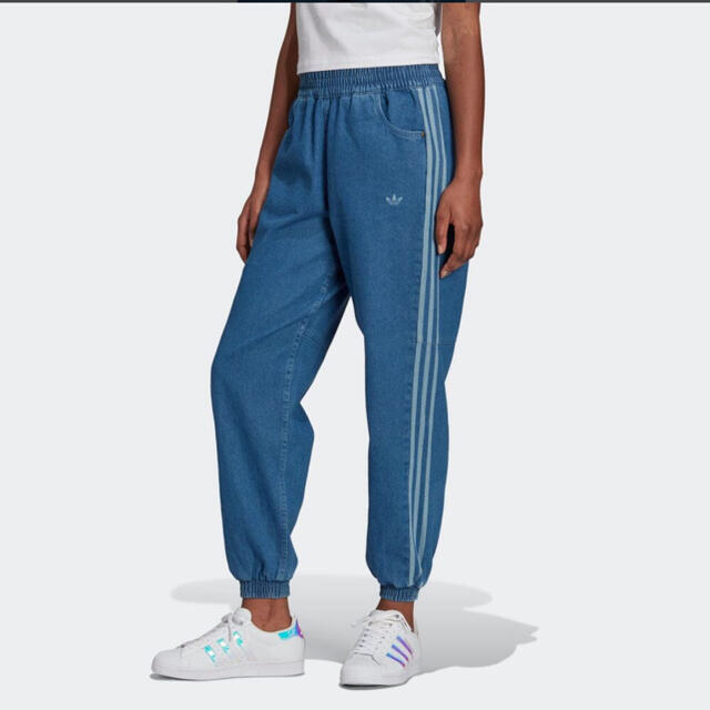 adidas(アディダス)のadidas originals アディカラー デニムリラックス パンツ レディースのパンツ(デニム/ジーンズ)の商品写真