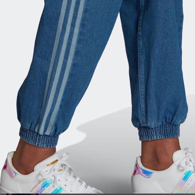 adidas(アディダス)のadidas originals アディカラー デニムリラックス パンツ レディースのパンツ(デニム/ジーンズ)の商品写真