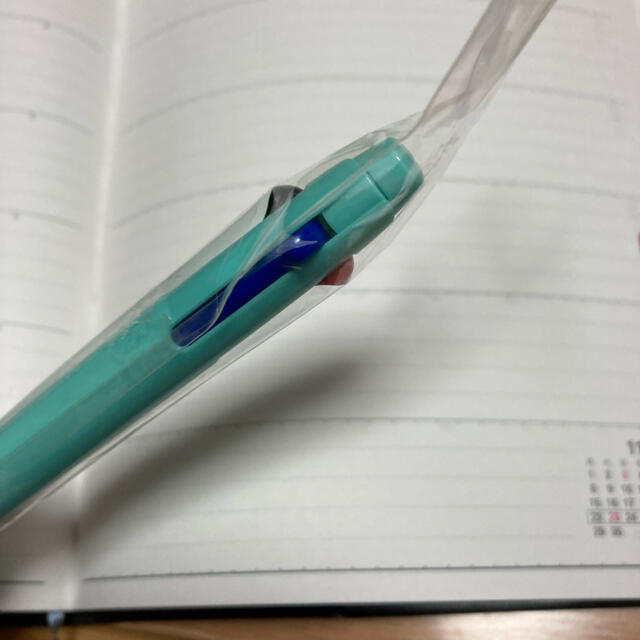 三菱鉛筆(ミツビシエンピツ)のほぼ日手帳2022購入特典 uni 3色ボールペン インテリア/住まい/日用品の文房具(ペン/マーカー)の商品写真