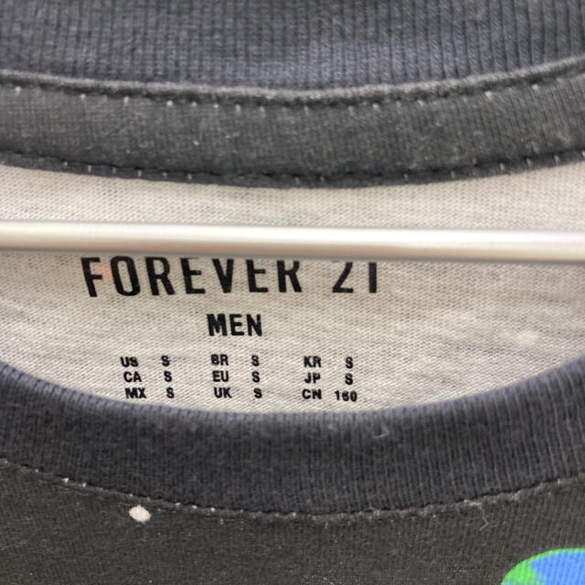 FOREVER 21(フォーエバートゥエンティーワン)のフォーエバー21 宇宙柄Tシャツ メンズSサイズ メンズのトップス(Tシャツ/カットソー(半袖/袖なし))の商品写真