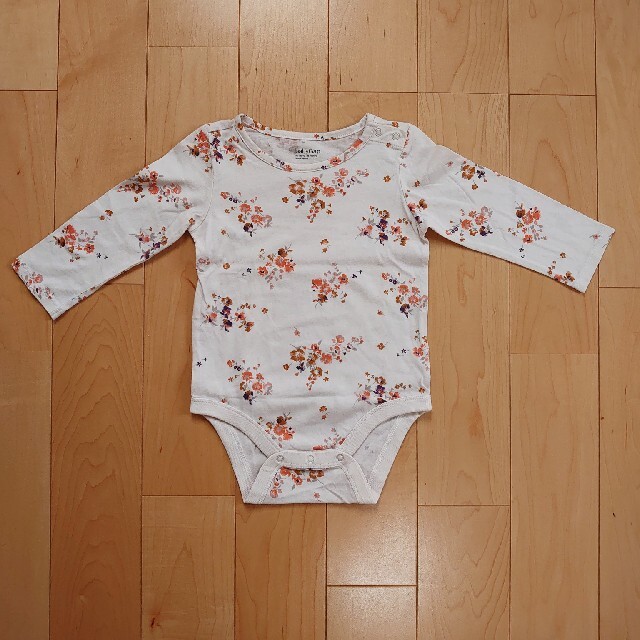 babyGAP(ベビーギャップ)の【かなやん様専用】GAPbaby 長袖ロンパース 80cm ベージュ花・白 キッズ/ベビー/マタニティのベビー服(~85cm)(ロンパース)の商品写真