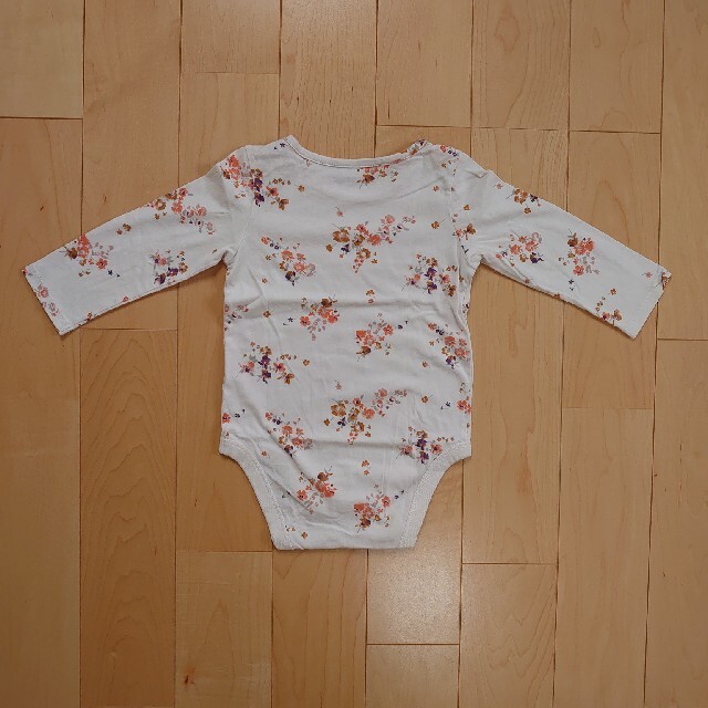 babyGAP(ベビーギャップ)の【かなやん様専用】GAPbaby 長袖ロンパース 80cm ベージュ花・白 キッズ/ベビー/マタニティのベビー服(~85cm)(ロンパース)の商品写真