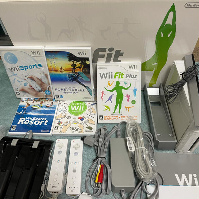 Wii(ウィー)のWii本体、Wiifitセット エンタメ/ホビーのゲームソフト/ゲーム機本体(家庭用ゲーム機本体)の商品写真