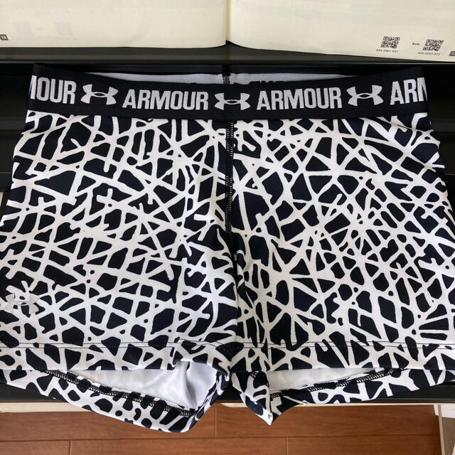 UNDER ARMOUR(アンダーアーマー)のアンダーアーマー・ヒートギアショートパンツ　レディースLG スポーツ/アウトドアのトレーニング/エクササイズ(ヨガ)の商品写真