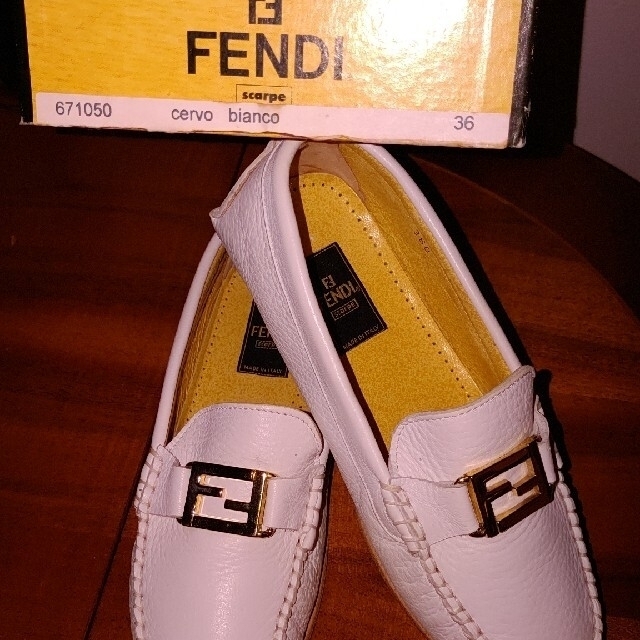 FENDI(フェンディ)のFENDI フェンディ レディースローファーシューズ36ホワイトオールレザー本革 レディースの靴/シューズ(ローファー/革靴)の商品写真