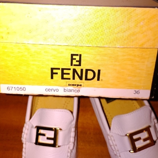 FENDI(フェンディ)のFENDI フェンディ レディースローファーシューズ36ホワイトオールレザー本革 レディースの靴/シューズ(ローファー/革靴)の商品写真