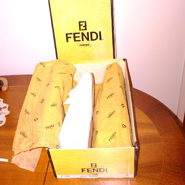 FENDI(フェンディ)のFENDI フェンディ レディースローファーシューズ36ホワイトオールレザー本革 レディースの靴/シューズ(ローファー/革靴)の商品写真