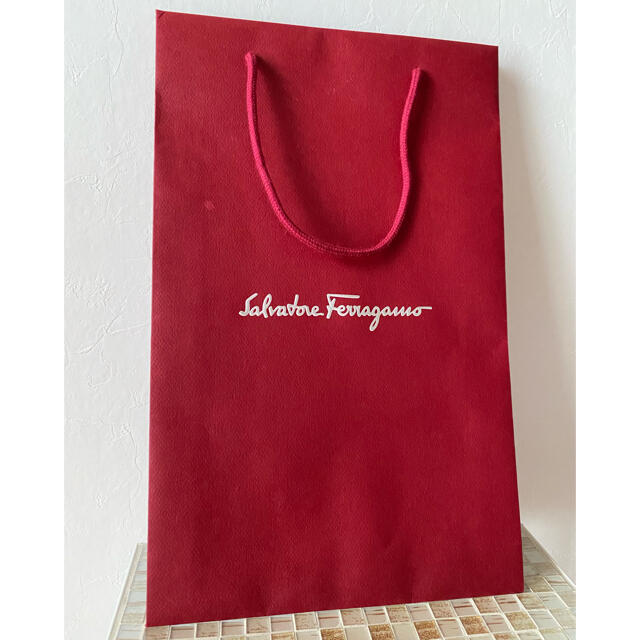 Salvatore Ferragamo(サルヴァトーレフェラガモ)のサルバトーレフェラガモ 紙袋 ２枚セット Salvatore Ferragamo レディースのバッグ(ショップ袋)の商品写真