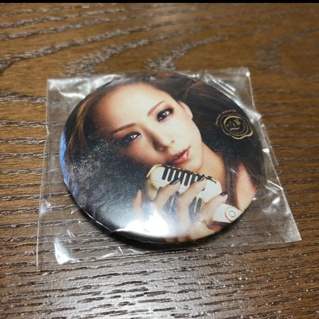 安室奈美恵　未開封缶バッジ エンタメ/ホビーのタレントグッズ(女性タレント)の商品写真