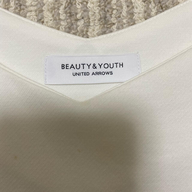 BEAUTY&YOUTH UNITED ARROWS(ビューティアンドユースユナイテッドアローズ)のビューティ＆ユース ユナイテッドアローズ  Vネックフレアスリーブカットソー レディースのトップス(カットソー(半袖/袖なし))の商品写真