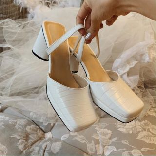 ザラ(ZARA)のTreatUrself croco leather sandals(white)(サンダル)