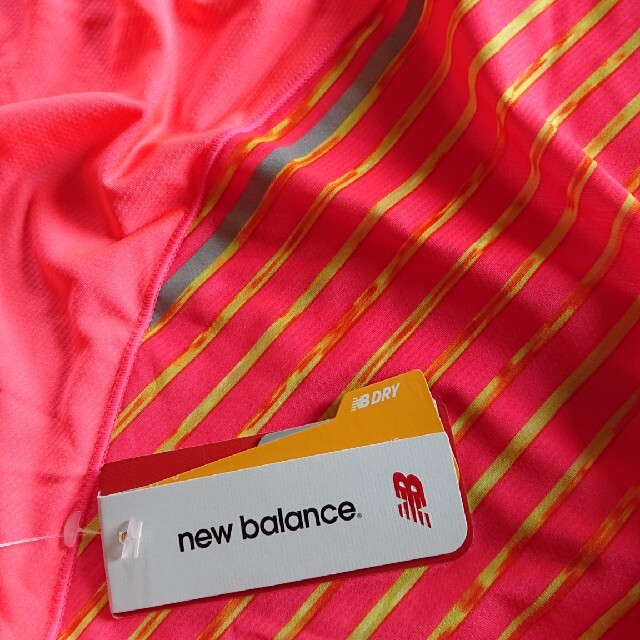 New Balance(ニューバランス)のﾆｭｰﾊﾞﾗﾝｽ 蛍光色ﾈｵﾝｶﾗｰﾎﾞｰﾀﾞｰ 吸汗速乾ﾄﾞﾗｲＴｼｬﾂ 新品 レディースのトップス(Tシャツ(半袖/袖なし))の商品写真