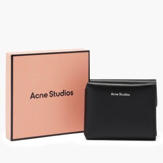 アクネ(ACNE)の新品【アクネストゥディオズ】三つ折り財布 レザー トリフォールド 男女兼用(財布)