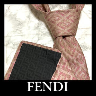 フェンディ(FENDI)の【美品】FENDI フェンディ　ズッカ柄　ネクタイ　ピンク　シルク　フォーマル(ネクタイ)