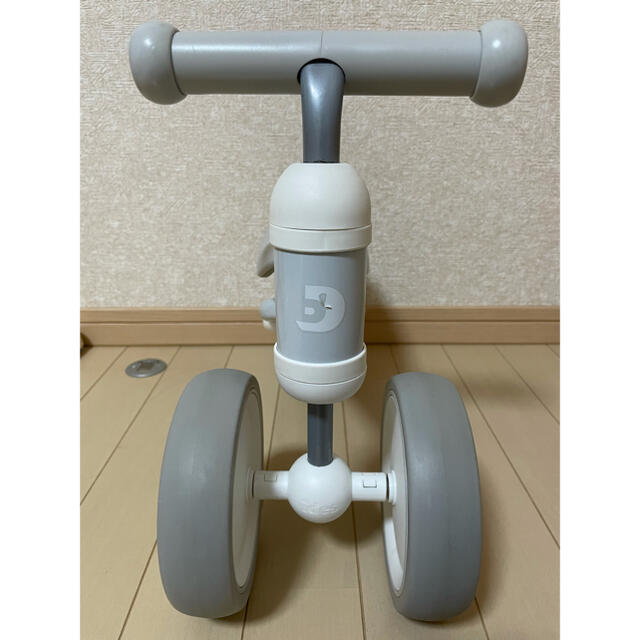 ides(アイデス)のD BIKE mini ディーバイク　ミニ　ホワイト　グレー キッズ/ベビー/マタニティの外出/移動用品(三輪車)の商品写真