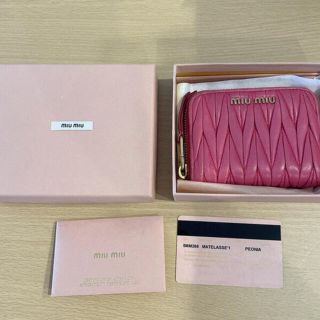 ミュウミュウ(miumiu)の【本日値下げ☻】miumiu ピンク　マテラッテ　ミニ財布(財布)