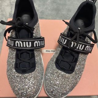 ミュウミュウ(miumiu)のmiumiuスニーカー(スニーカー)