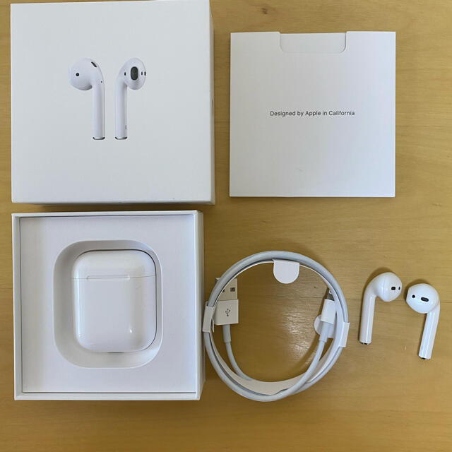 Apple(アップル)のAirPods 第二世代　with Charging Case スマホ/家電/カメラのオーディオ機器(ヘッドフォン/イヤフォン)の商品写真