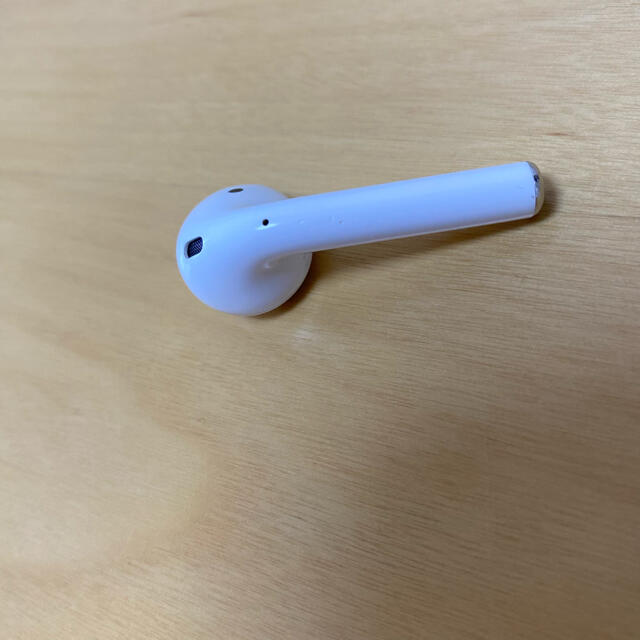 Apple(アップル)のAirPods 第二世代　with Charging Case スマホ/家電/カメラのオーディオ機器(ヘッドフォン/イヤフォン)の商品写真