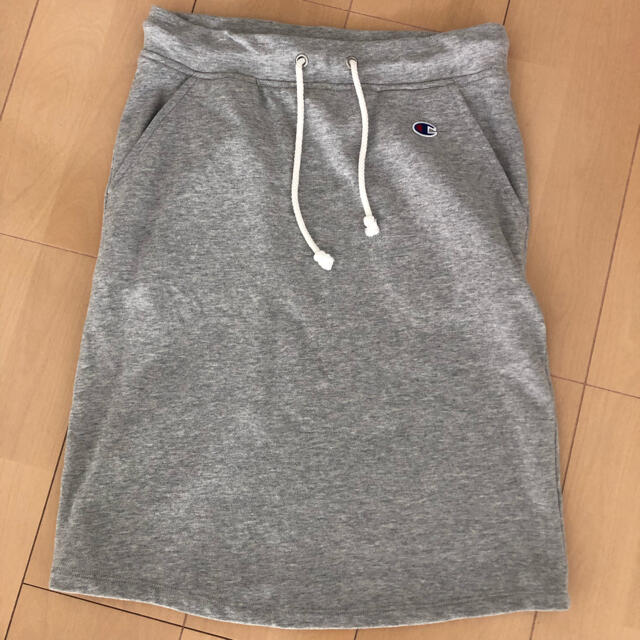 Champion(チャンピオン)の【美品】Champion スウェットスカート グレーＭサイズ レディースのスカート(ひざ丈スカート)の商品写真