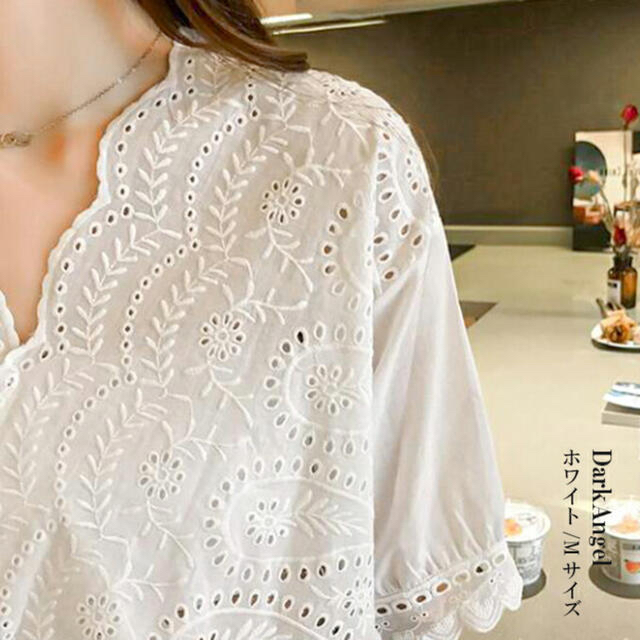 ホワイト刺繍シャツ　 レディースのトップス(シャツ/ブラウス(半袖/袖なし))の商品写真