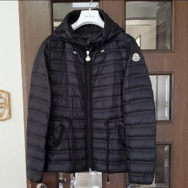 MONCLER(モンクレール)のMONCLER　マグリアカーディガン　ライトダウン　 ダウンパーカー　黒　美品 レディースのジャケット/アウター(ダウンジャケット)の商品写真
